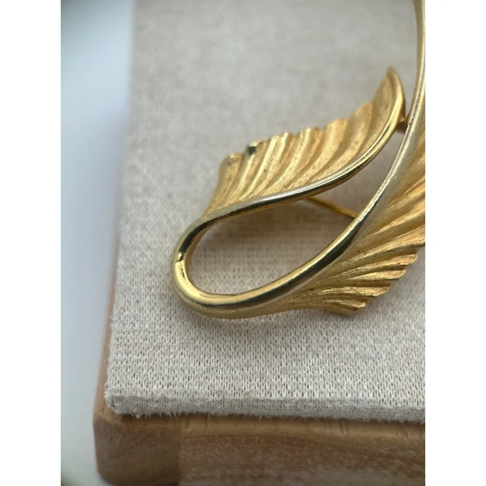 Vintage Brooch Gold Tone Leaf Elegant Curved Mid-Century Pin‎ Feather